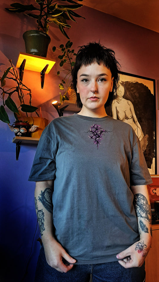 Handmálađur stuttermabolur međ klór og textíl málingu