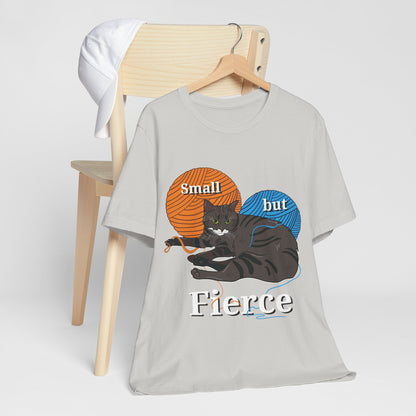 Small but fierce unisex stuttermabolur- prent ađ framan
