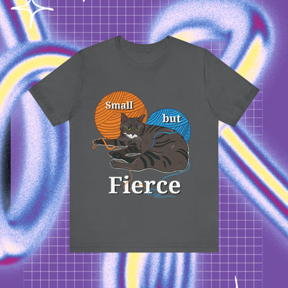 Small but fierce unisex stuttermabolur- prent ađ framan