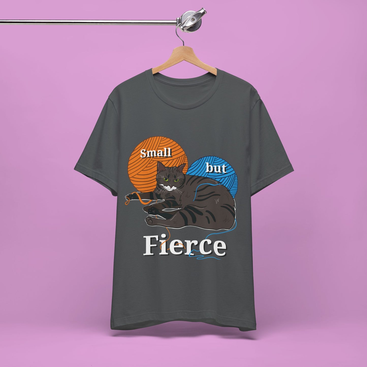 Small but fierce unisex stuttermabolur- prent ađ framan